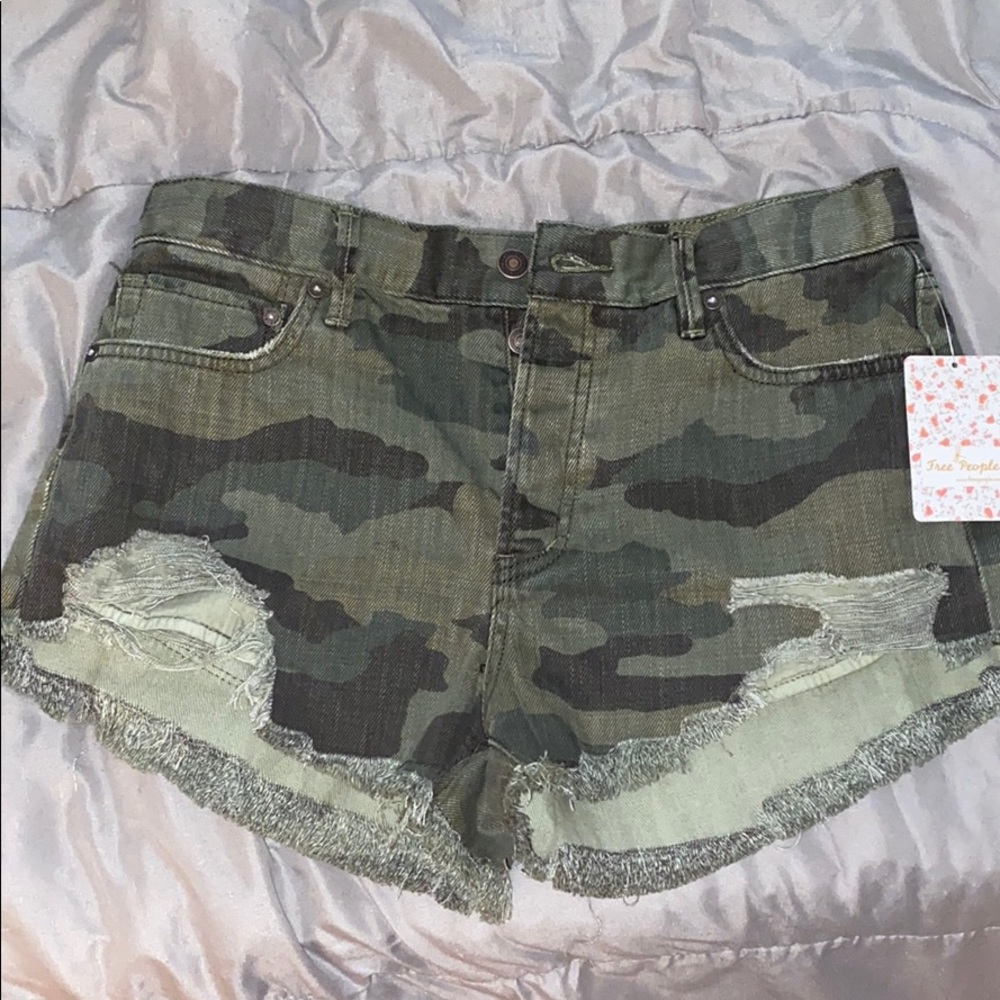 SOLD 💕 free people mid rise camo shorts
